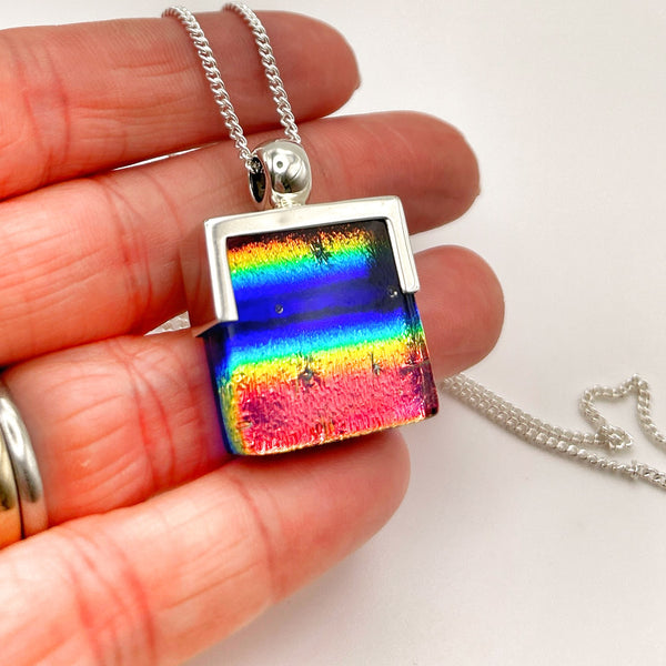 Pendentif en verre dichroïque multicolore éblouissant