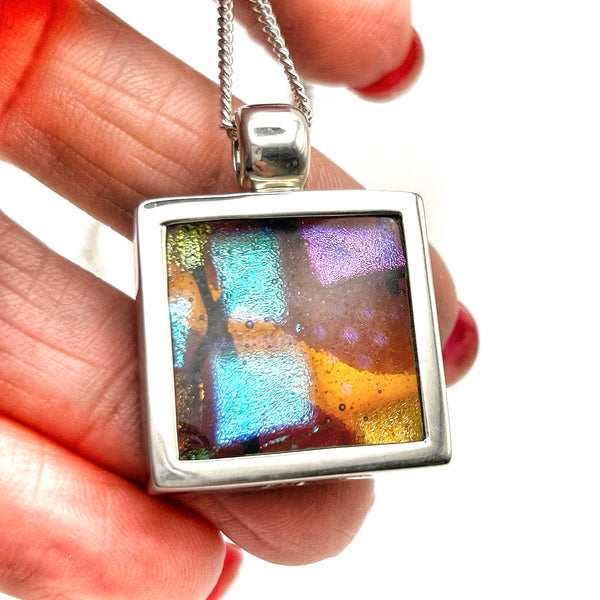 Magnifique pendentif en verre dichroïque multicolore