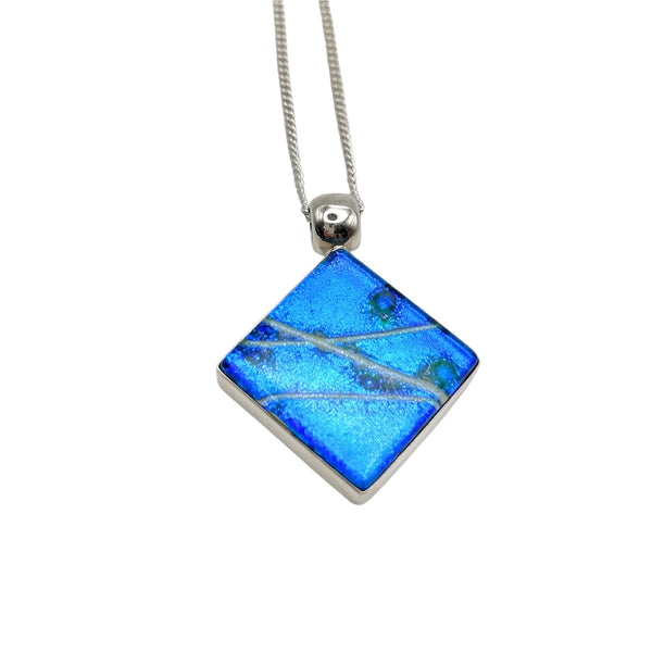 Magnifique pendentif en verre dichroïque bleu et argent.