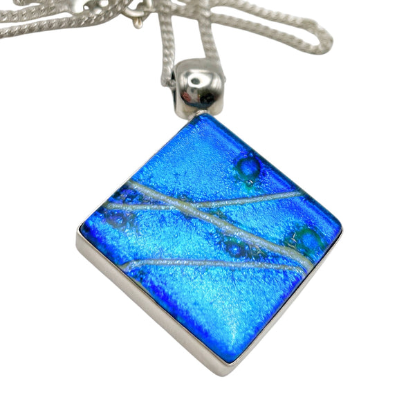 Magnifique pendentif en verre dichroïque bleu et argent.