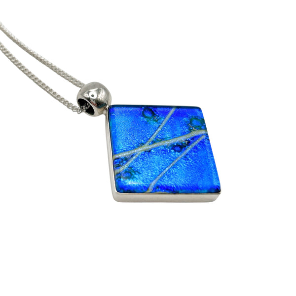 Magnifique pendentif en verre dichroïque bleu et argent.