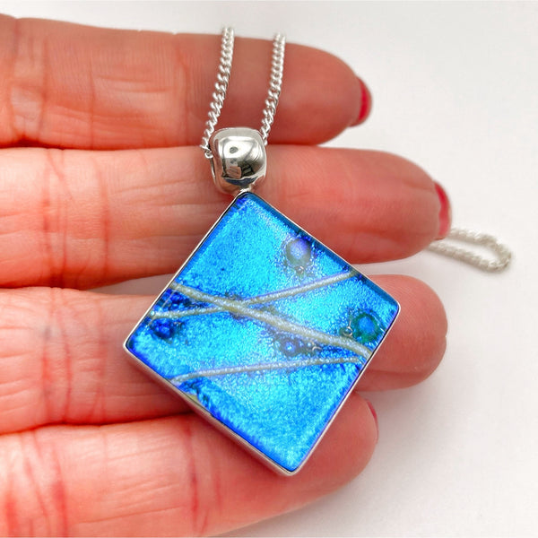 Magnifique pendentif en verre dichroïque bleu et argent.