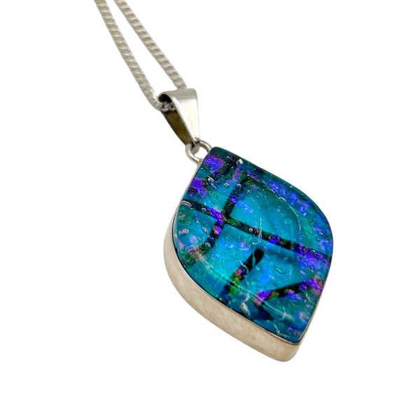 Magnifique pendentif en verre dichroïque bleu et violet