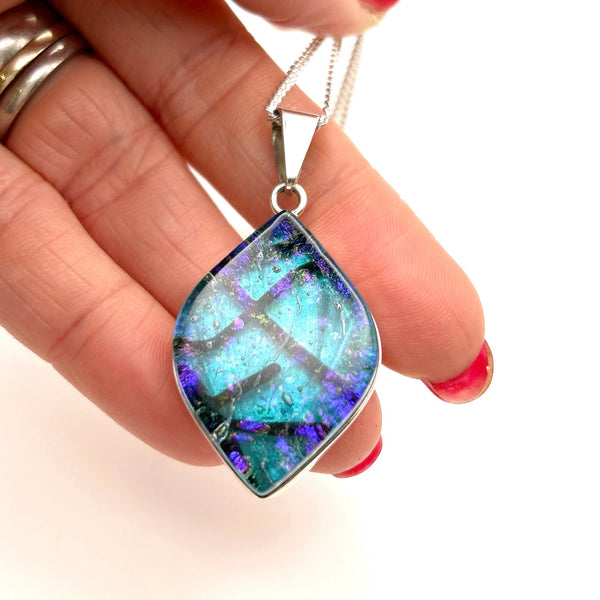 Magnifique pendentif en verre dichroïque bleu et violet