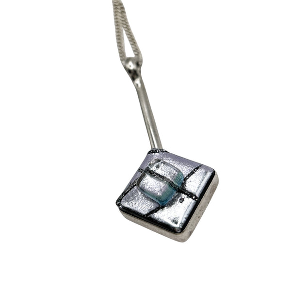 Pendentif en verre dichroïque bleu métallique et argent