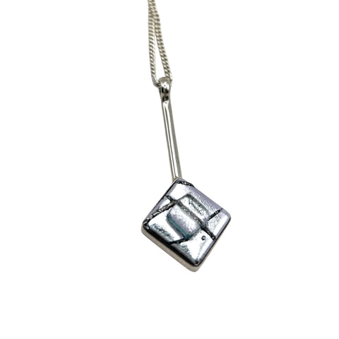 Pendentif en verre dichroïque bleu métallique et argent